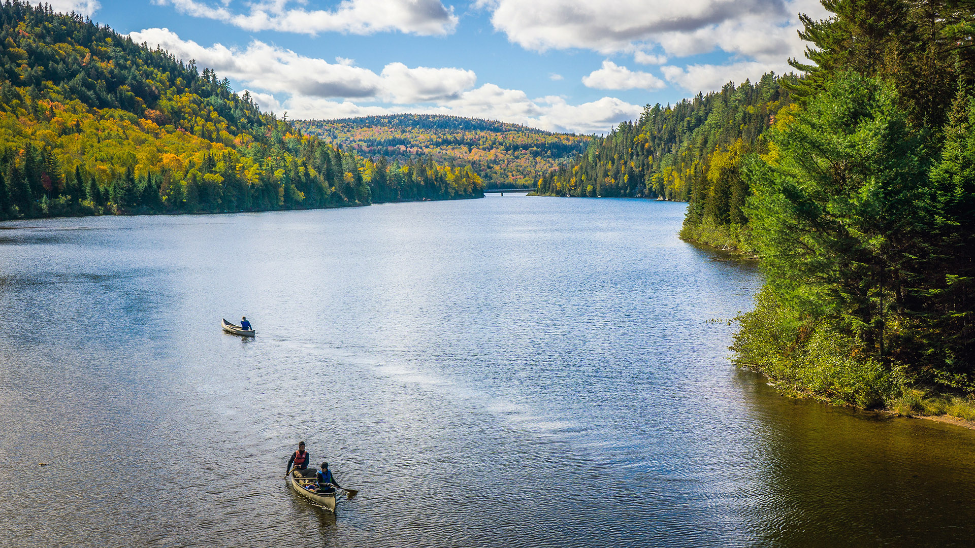 noannet group mountains and lake with kayakers